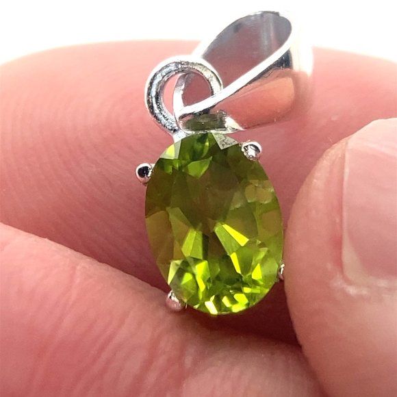 Peridot 1.38ct Rhodium Finish Solid 925 Sterling Silver Pendant - Picture 1 of 7
